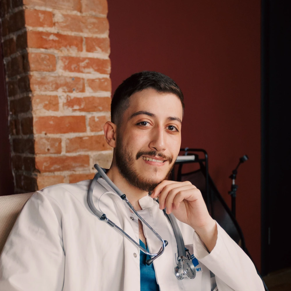 نمونه تصویر پزشک عمومی در کلینیک