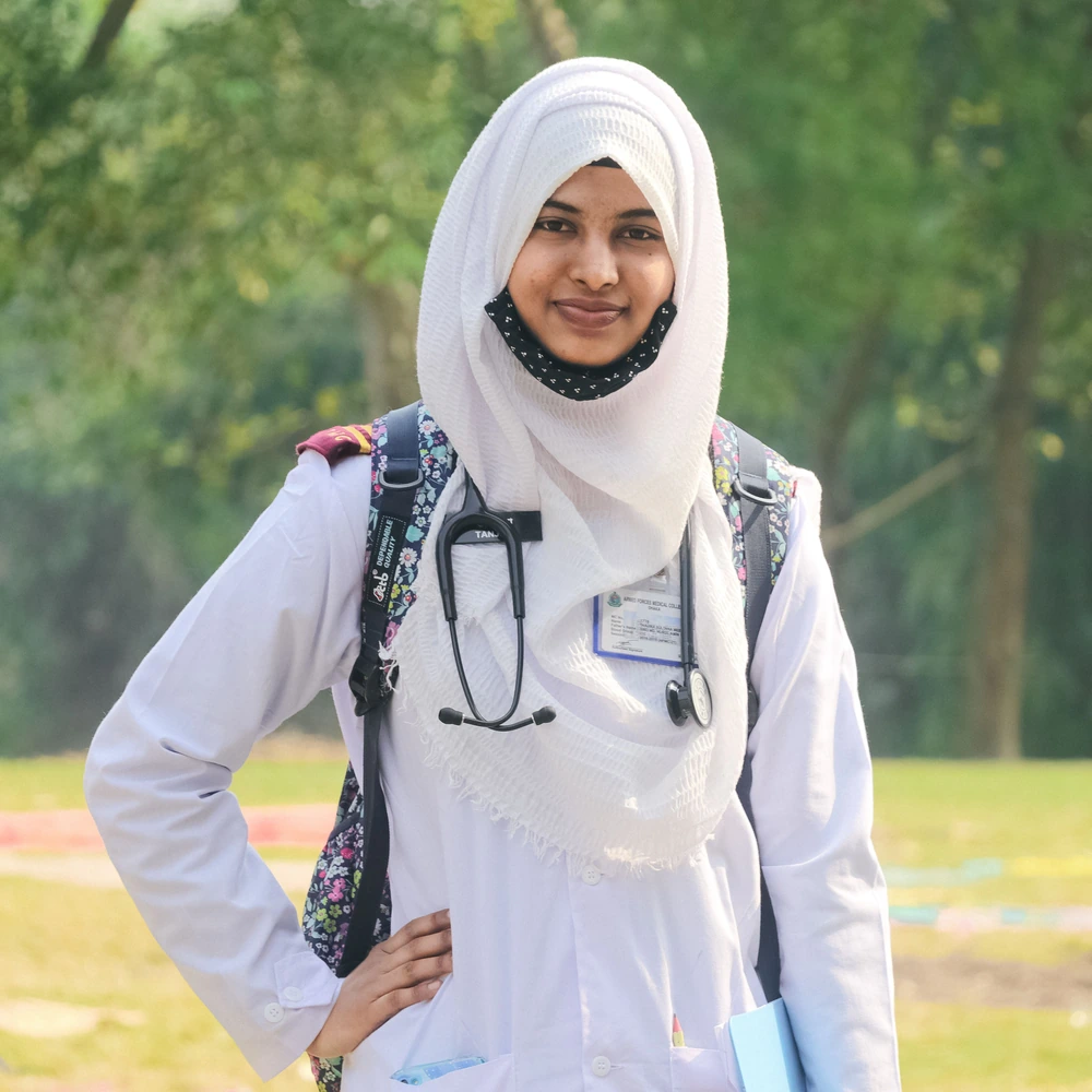 نمونه تصویر پزشک زن با پوشش حرفه‌ای